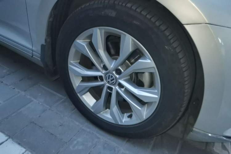 Used Volkswagen Magotan 2018 330TSI DSG Luxury Model Right Front Wheel Hub