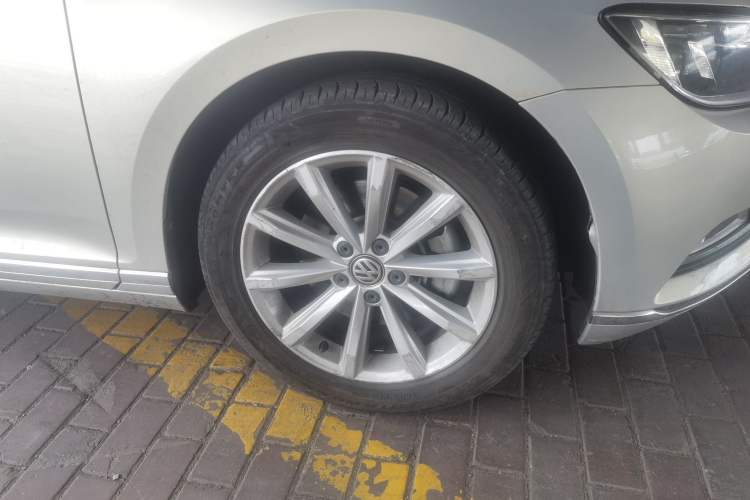 Used Volkswagen Magotan 2018 330TSI DSG Advanced Model Right Front Wheel Hub