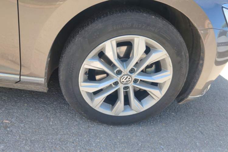 Used Volkswagen Magotan 2018 Facelift 330TSI DSG Luxury Model Right Front Wheel Hub