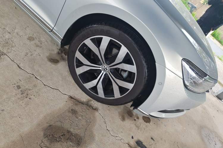 Used Volkswagen Magotan 2018 330TSI DSG Luxury Model Right Front Wheel Hub