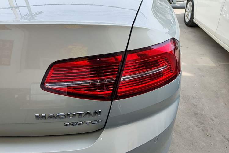 Used Volkswagen Magotan 2018 330TSI DSG Advanced Model Right Rear Taillight