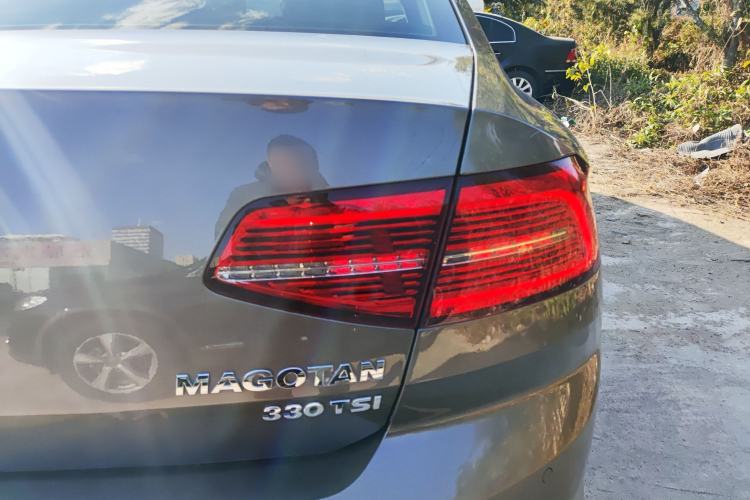 Used Volkswagen Magotan 2018 330TSI DSG Luxury Model Right Rear Taillight