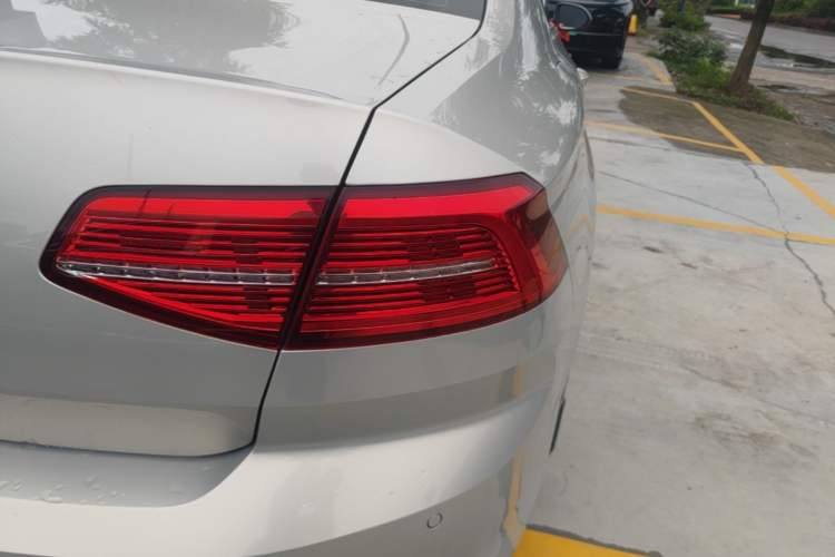 Used Volkswagen Magotan 2018 330TSI DSG Luxury Model Right Rear Taillight