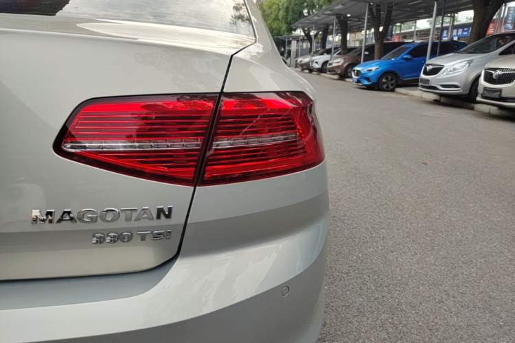 Used Volkswagen Magotan 2018 Facelift 330TSI DSG Luxury Model Right Rear Taillight