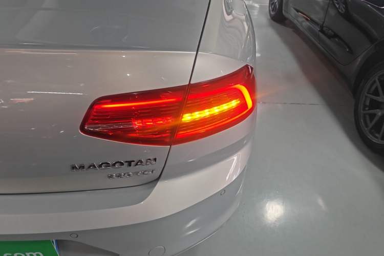 Used Volkswagen Magotan 2018 330TSI DSG Advanced Model Right Rear Taillight