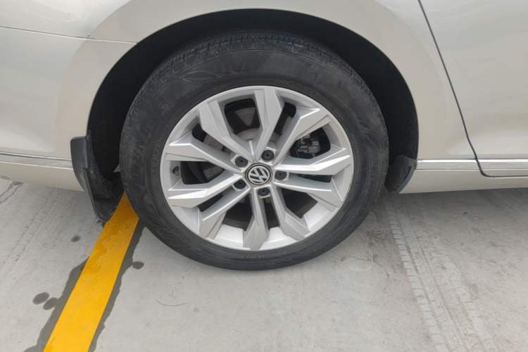 Used Volkswagen Magotan 2018 330TSI DSG Luxury Model Right Rear Wheel Hub