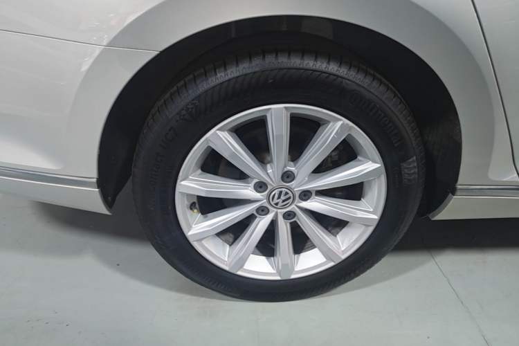 Used Volkswagen Magotan 2018 330TSI DSG Advanced Model Right Rear Wheel Hub