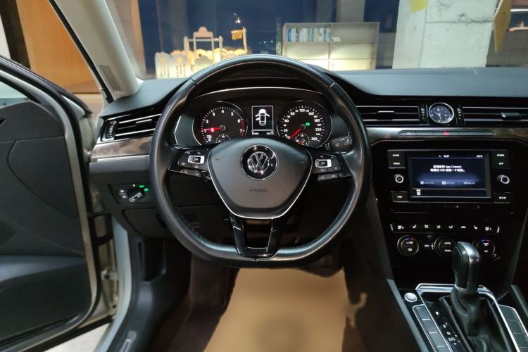 Used Volkswagen Magotan 2018 Facelift 330TSI DSG Luxury Model Steering Wheel