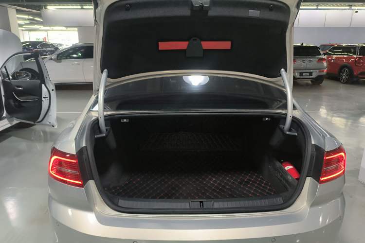 Used Volkswagen Magotan 2018 330TSI DSG Advanced Model Trunk