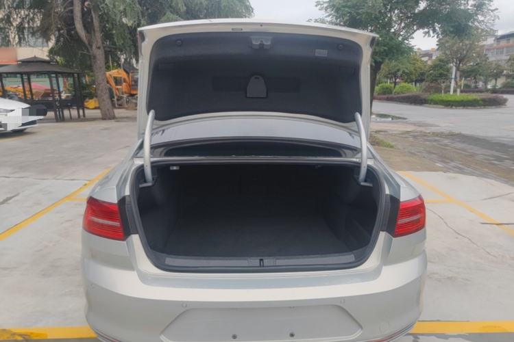 Used Volkswagen Magotan 2018 330TSI DSG Luxury Model Trunk