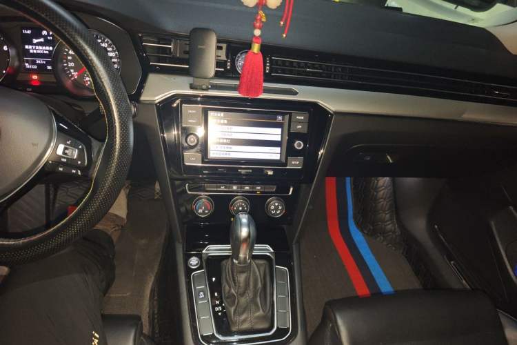 Used Volkswagen Magotan 2019 330TSI DSG Leading Model China VI Standard Audio And AC Panel