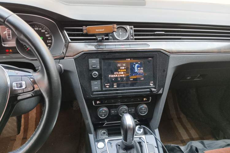 Used Volkswagen Magotan 2019 330TSI DSG Luxury Version China VI Standard Audio And AC Panel