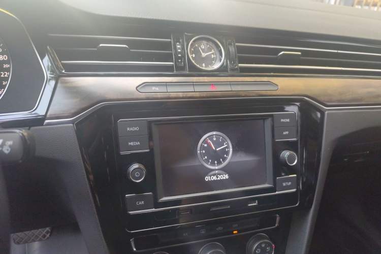 Used Volkswagen Magotan 2019 330TSI DSG Leading Model China VI Standard Audio And AC Panel