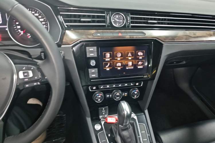 Used Volkswagen Magotan 2019 330TSI DSG Luxury Model China V Standard Audio And AC Panel