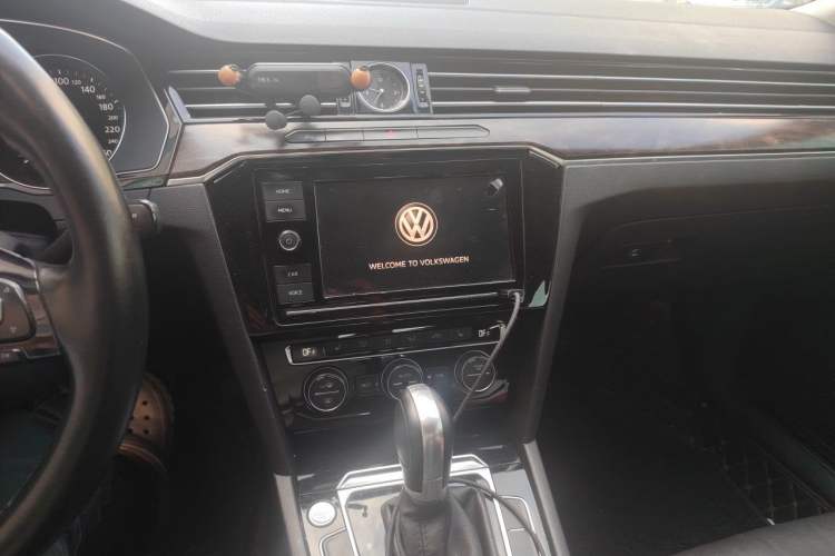 Used Volkswagen Magotan 2019 330TSI DSG Luxury Model China V Standard Audio And AC Panel