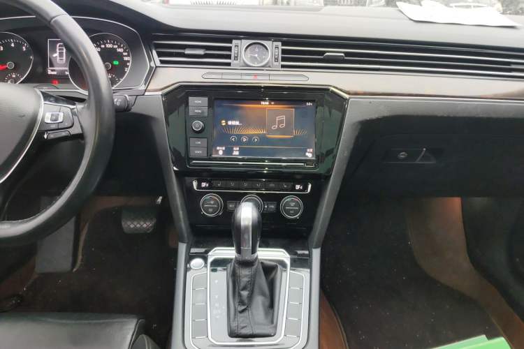 Used Volkswagen Magotan 2019 380TSI DSG Luxury Model China V Standard Audio And AC Panel
