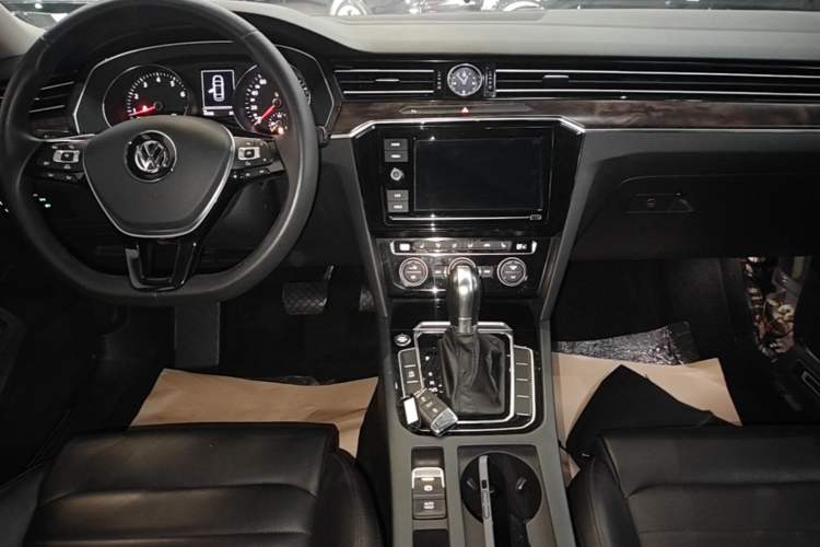 Used Volkswagen Magotan 2019 330TSI DSG Luxury Model China V Standard Audio And AC Panel