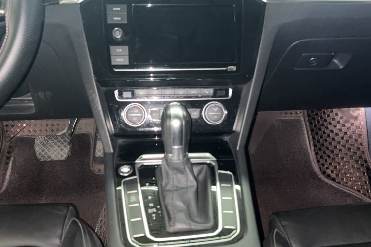 Used Volkswagen Magotan 2019 330TSI DSG Luxury Version China VI Standard Audio And AC Panel