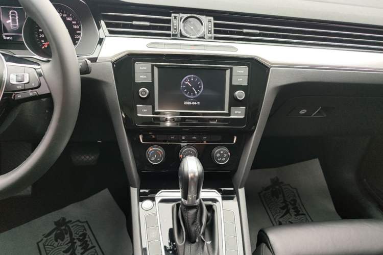 Used Volkswagen Magotan 2019 330TSI DSG Leading Model China VI Standard Audio And AC Panel