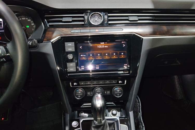 Used Volkswagen Magotan 2019 330TSI DSG Luxury Version China VI Standard Audio And AC Panel
