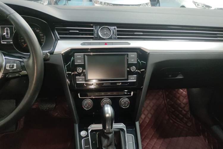 Used Volkswagen Magotan 2019 330TSI DSG Leading Model China VI Standard Audio And AC Panel