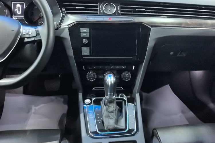 Used Volkswagen Magotan 2019 330TSI DSG Luxury Version China VI Standard Audio And AC Panel