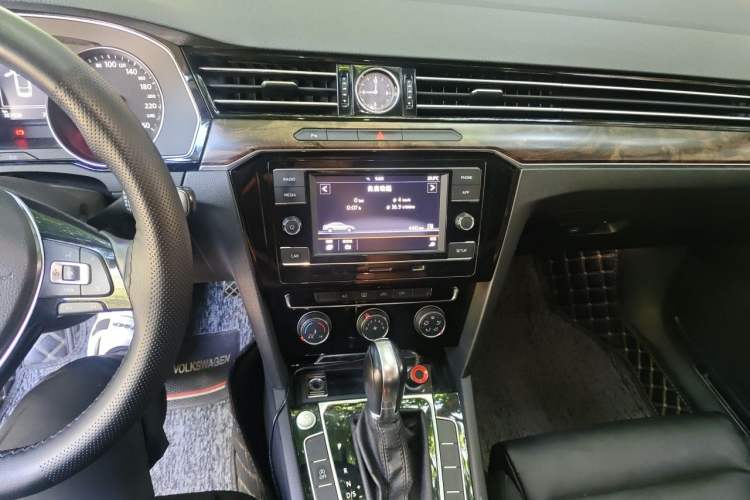 Used Volkswagen Magotan 2019 330TSI DSG Leading Model China VI Standard Audio And AC Panel