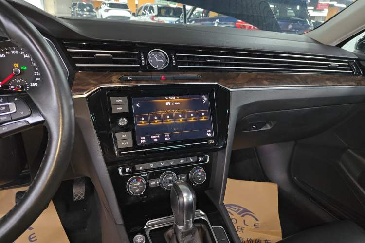 Used Volkswagen Magotan 2019 330TSI DSG Luxury Model China V Standard Audio And AC Panel