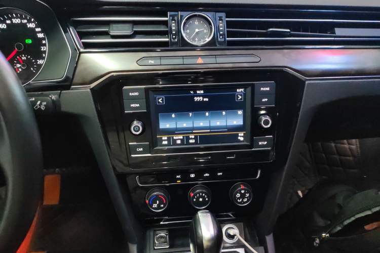 Used Volkswagen Magotan 2019 330TSI DSG Leading Model China VI Standard Audio And AC Panel