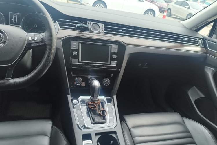 Used Volkswagen Magotan 2019 330TSI DSG Leading Model China VI Standard Audio And AC Panel