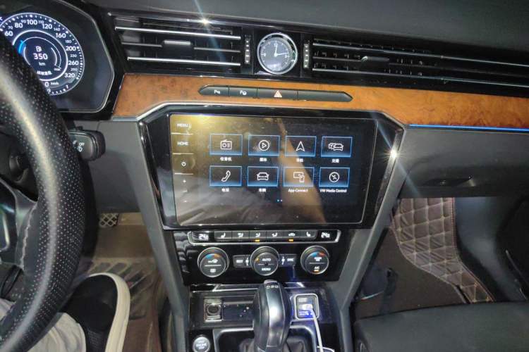 Used Volkswagen Magotan 2019 330TSI DSG Luxury Version China VI Standard Audio And AC Panel