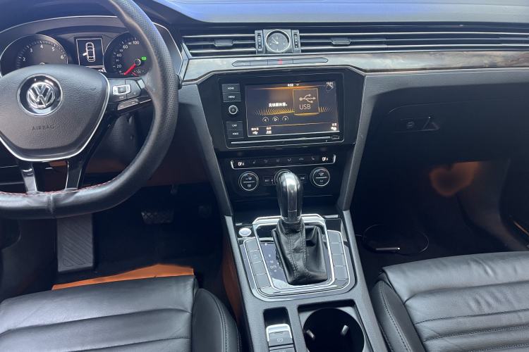 Used Volkswagen Magotan 2019 330TSI DSG Luxury Version China VI Standard Audio And AC Panel