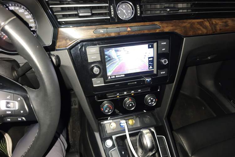 Used Volkswagen Magotan 2019 330TSI DSG Leading Model China VI Standard Audio And AC Panel