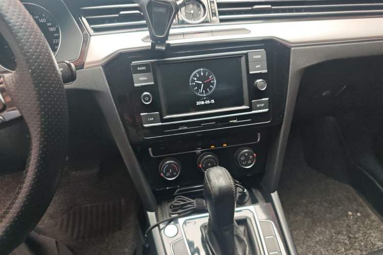 Used Volkswagen Magotan 2019 330TSI DSG Leading Model China VI Standard Audio And AC Panel
