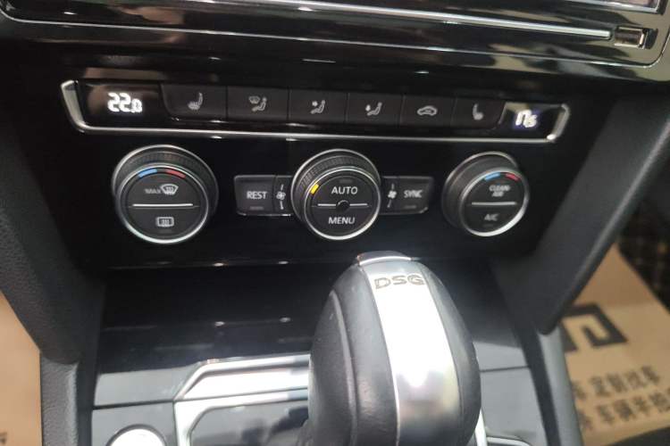 Used Volkswagen Magotan 2019 330TSI DSG Luxury Version China VI Standard Audio And AC Panel