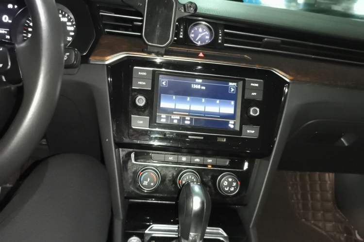 Used Volkswagen Magotan 2019 330TSI DSG Leading Model China VI Standard Audio And AC Panel