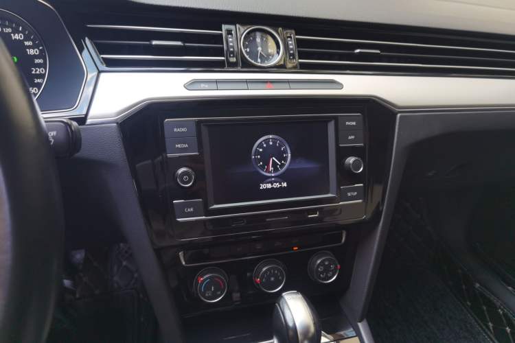 Used Volkswagen Magotan 2019 330TSI DSG Leading Model China VI Standard Audio And AC Panel