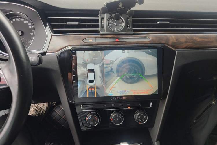 Used Volkswagen Magotan 2019 330TSI DSG Leading Model China VI Standard Audio And AC Panel