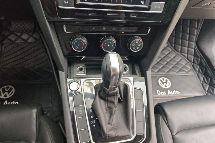 Used Volkswagen Magotan 2019 330TSI DSG Leading Model China VI Standard Audio And AC Panel