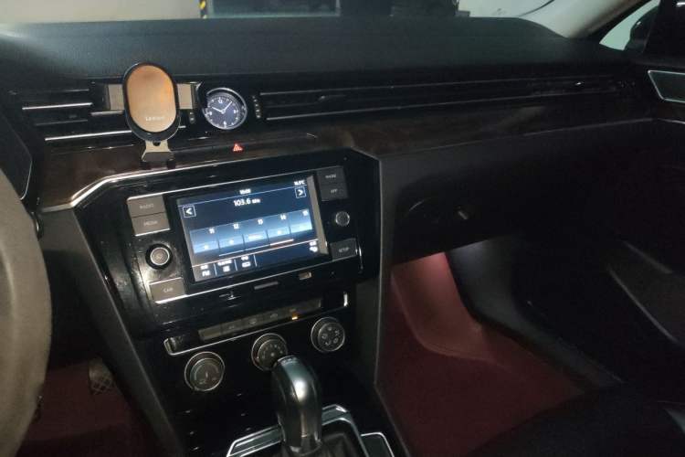Used Volkswagen Magotan 2019 330TSI DSG Leading Model China VI Standard Audio And AC Panel