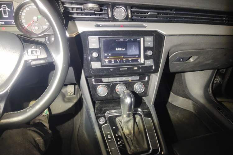 Used Volkswagen Magotan 2019 330TSI DSG Leading Model China VI Standard Audio And AC Panel