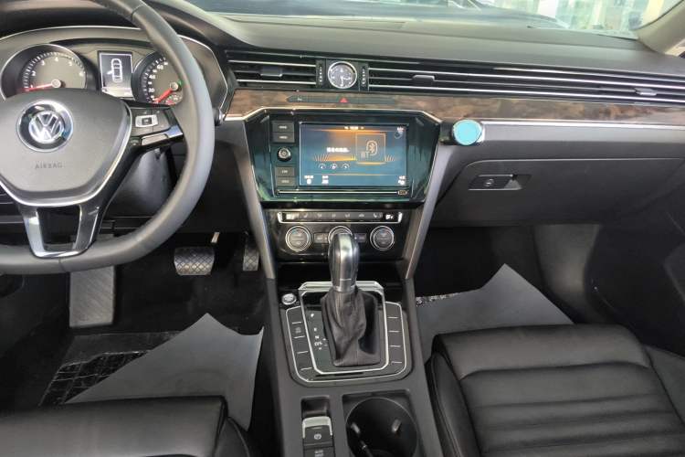 Used Volkswagen Magotan 2019 330TSI DSG Luxury Version China VI Standard Audio And AC Panel