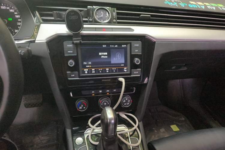 Used Volkswagen Magotan 2019 330TSI DSG Leading Model China VI Standard Audio And AC Panel