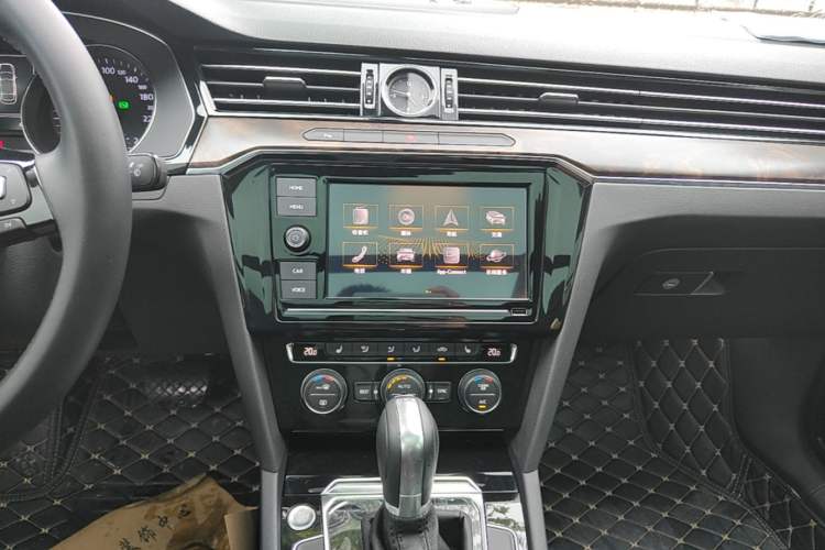 Used Volkswagen Magotan 2019 330TSI DSG Luxury Version China VI Standard Audio And AC Panel