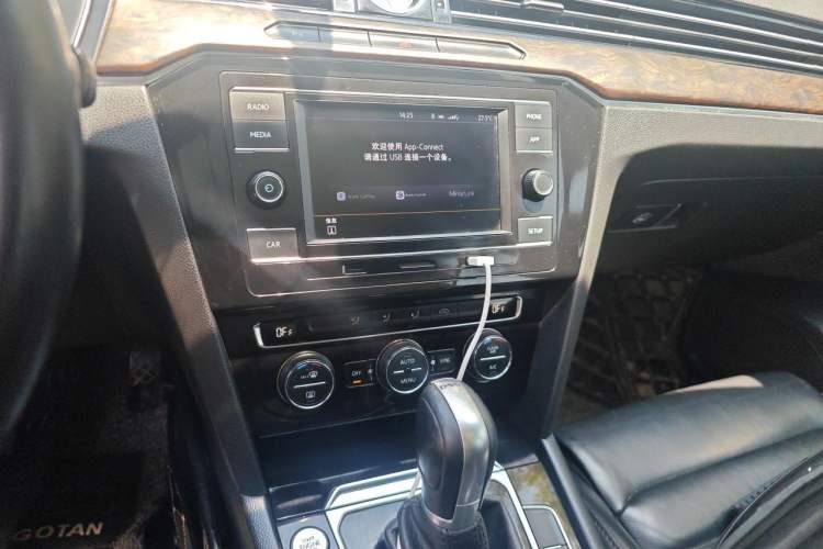 Used Volkswagen Magotan 2019 330TSI DSG Leading Edition China V Standard Audio And AC Panel