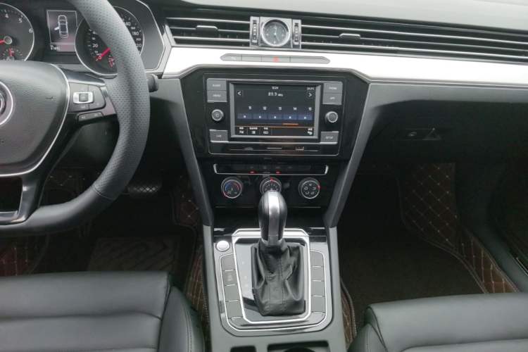 Used Volkswagen Magotan 2019 330TSI DSG Leading Model China VI Standard Audio And AC Panel
