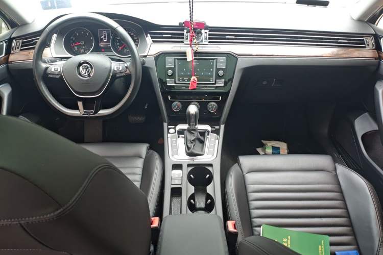 Used Volkswagen Magotan 2019 330TSI DSG Leading Model China VI Standard Audio And AC Panel