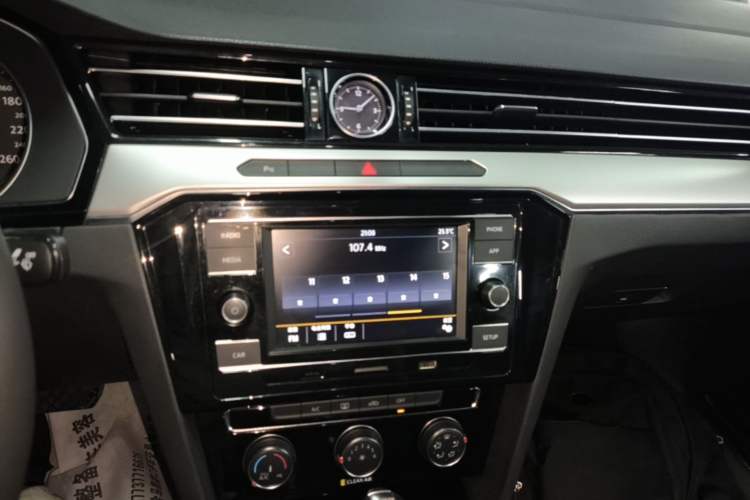 Used Volkswagen Magotan 2019 330TSI DSG Leading Model China VI Standard Audio And AC Panel