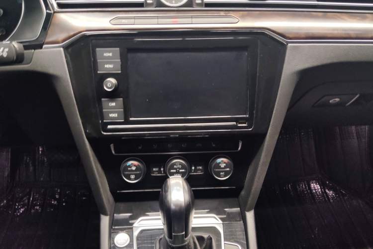 Used Volkswagen Magotan 2019 330TSI DSG Luxury Version China VI Standard Audio And AC Panel