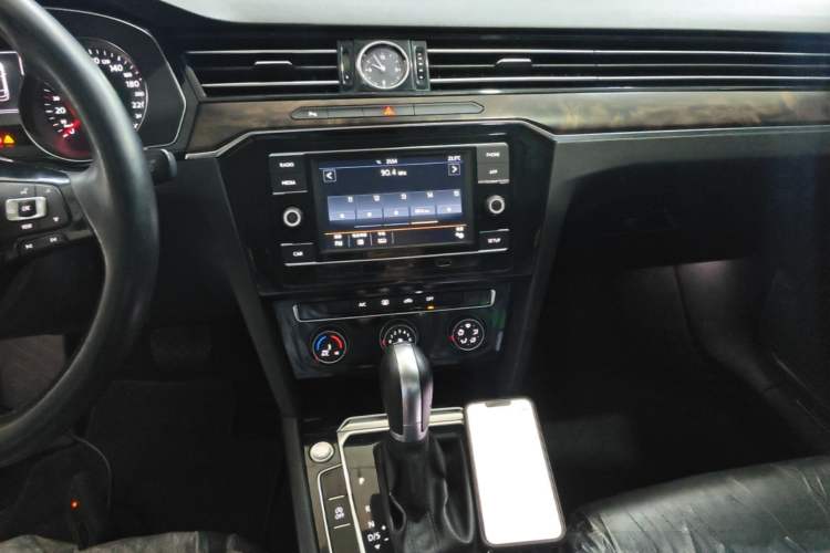 Used Volkswagen Magotan 2019 330TSI DSG Leading Model China VI Standard Audio And AC Panel